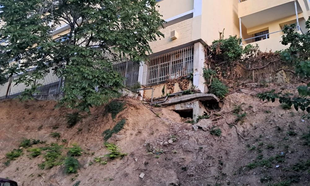 Αδιανόητη κατάσταση στην Κυψέλη: Το 39ο ΓΕΛ Αθηνών στο... «χείλος του γκρεμού»
